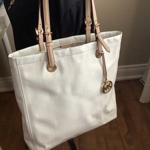 *Host pick Michael Kors bag*